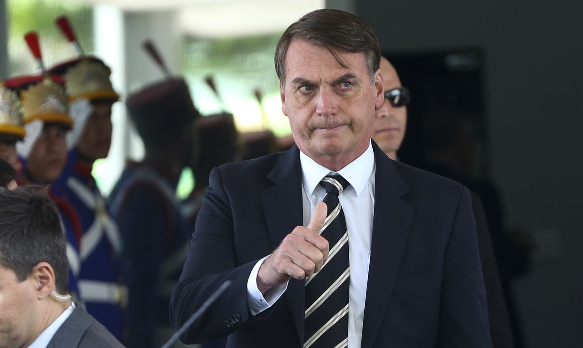O Presidente Jair Bolsonaro deixa o Ministério da Defesa após almoço com ministros. 
