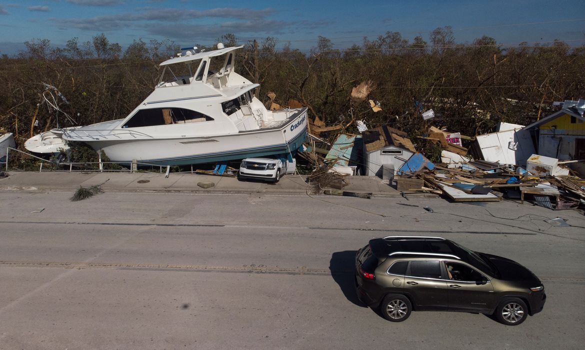 Uma lancha destruída em cima de um carro é vista após passagem do furacão Ian, em Fort Myers Beach, na Flórida.