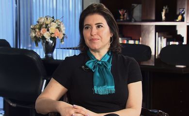 A senadora Simone Tebet, em entrevista a Roseann Kennedy, na TV Brasil