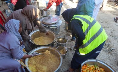 Displaced Sudanese and volunteers from local charity al-Hawadith Street Initiative (HSI) prepare food to break their fast, before an Iftar, a fast-breaking meal, during the holy month of Ramadan, in the city of Port Sudan, Sudan March 7, 2025. Reuters/El Tayeb Siddig/Proibida reprodução