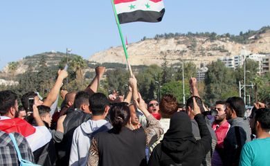 Sírios vão às ruas de regiões sob controle do governo para apoiar o presidente Bashar Al Assad (Agência EFE/Direitos Reservados)
