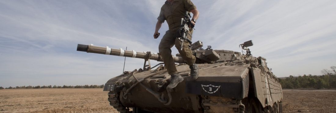 Soldado israelense salta de tanque após manobras na região