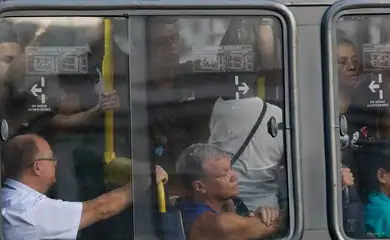 Rio de Janeiro (RJ) 30/04/2024 – Trabalhadores usam ônibus em deslocamento na volta para casa, na região da Praça Tiradentes. Foto: Fernando Frazão/Agência Brasil