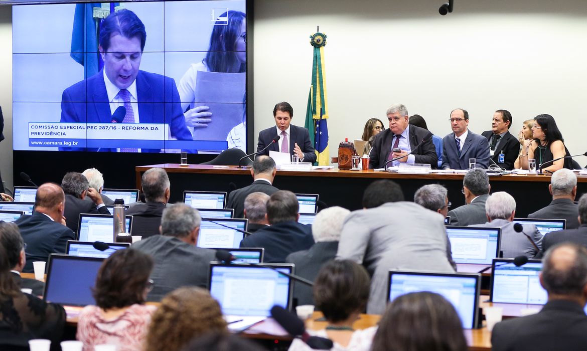 Brasília - O deputado Arthur Maia faz a leitura do seu relatório na Comissão Especial que analisa a proposta de emenda à Constituição (PEC) da reforma da Previdência (PEC 287/16) (Marcelo Camargo/Agência Brasil)