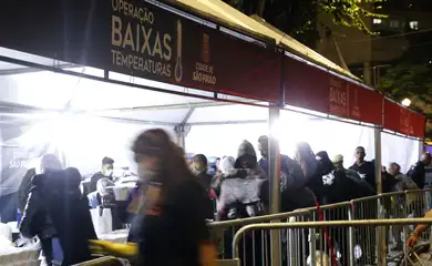 São Paulo SP 16/07/2024 Moradores de Rua recebem cobertores e alimentação na Operação