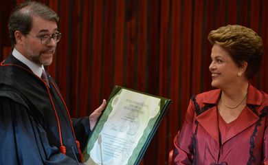 O presidente do TSE, Dias Toffoli, diploma a presidenta reeleita Dilma Rousseff (Valter Campanato/Agência Brasil)