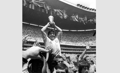 FILE PHOTO: FILE PHOTO: ARGENTINA'S MARADONA LIFTS THE WORLD CUP AFTER MATCH AGAINST WEST GERMANY IN MEXICO.