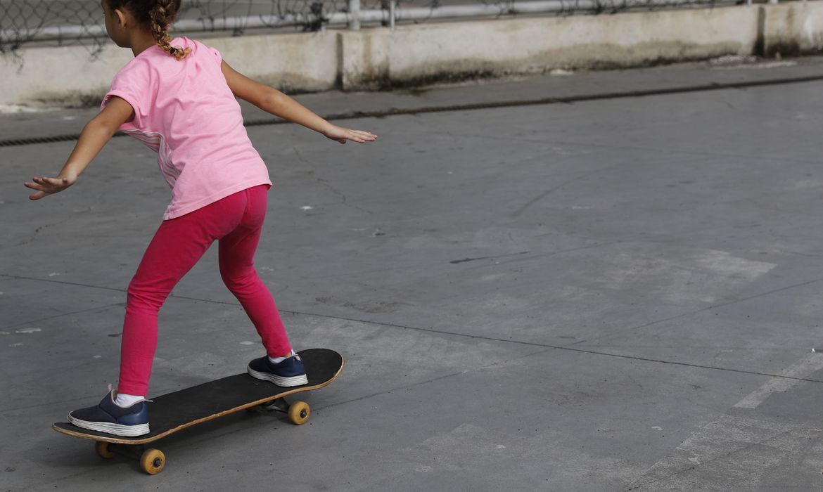 Rio de Janeiro (RJ), 19/05/2023 - Aula de skate para crianças na Vila Olímpica da Gamboa. Foto: Fernando Frazão/Agência Brasil
