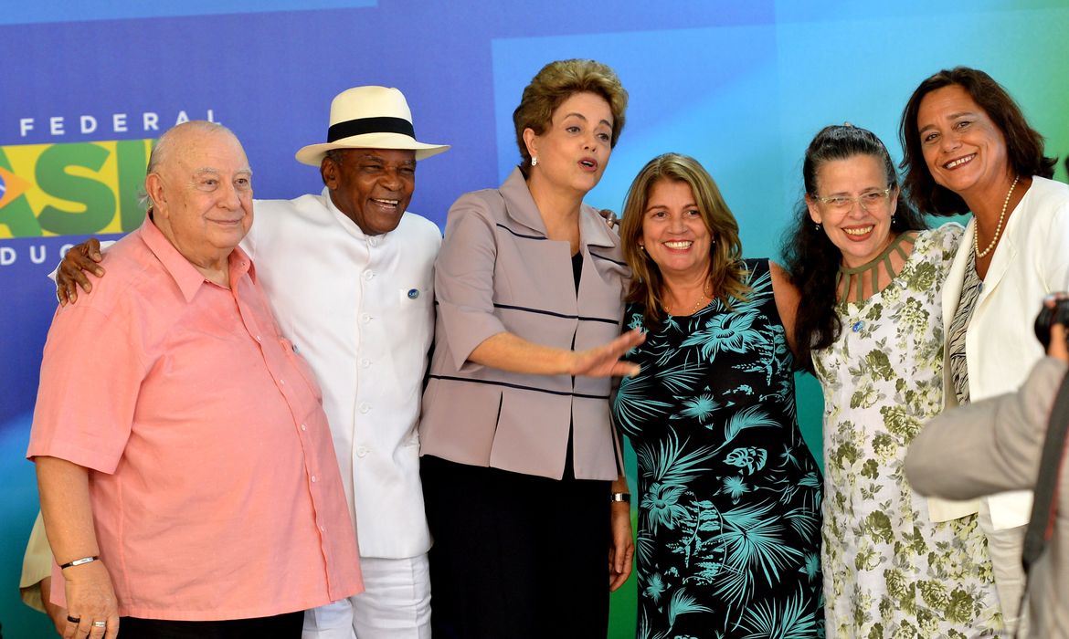 Brasília - A presidenta Dilma Rousseff, durante cerimônia no Palácio do Planalto, recebe apoio de intelectuais e artistas contra o processo de impeachment (Antonio Cruz/Agência Brasil)