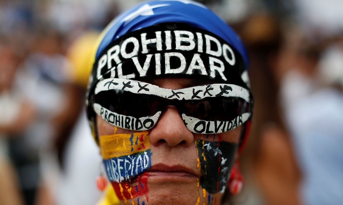 Manifestante participa de protesto contra o presidente Nicolás Maduro, em Caracas