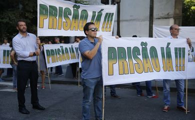 Rio de Janeiro - Manifestantes pedem  manutenção das prisões  do presidente da Alerj, Jorge Picciani, e dos deputados estaduais Paulo Melo e Edson Albertassi, ambos do PMDB (Fernando Frazão/Agência Brasil)