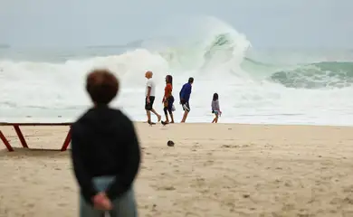 Temperatura cai no Rio, com ventania e mar de ressaca