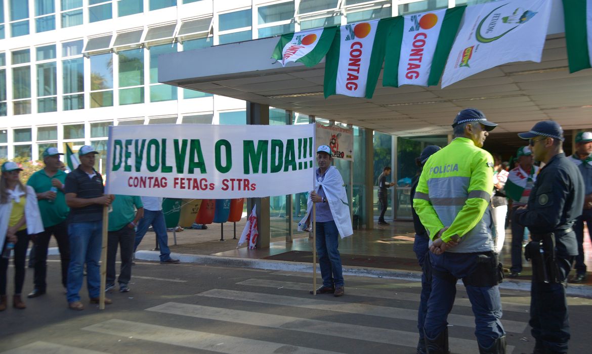 Brasília - Um grupo de trabalhadores rurais ligado a Confederação Nacional de Trabalhadores da Agricultura faz protesto na Esplanada dos Ministérios, em Brasília (José Cruz/Agência Brasil)