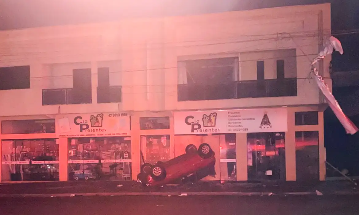 Paraná 08/11/2025 - Ciclone extratropical causa destruição no Paraná; 60 mil casas estão sem energia. Foto: Ari Dias/AEN