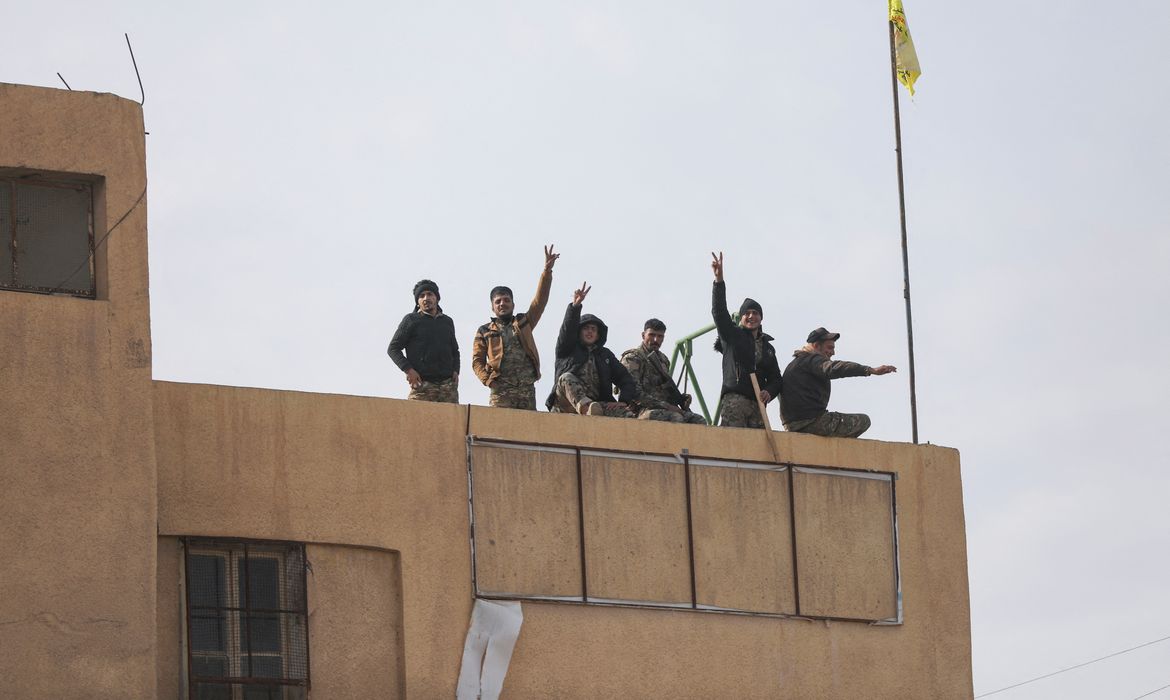 Síria,7/12/2024. Membros das Forças Democráticas Sírias (SDF) lideradas pelos curdos gesticulam em Deir al-Zor, depois que a aliança apoiada pelos EUA liderada por combatentes curdos sírios capturou Deir el-Zor, o principal ponto de apoio do governo no vasto deserto, segundo fontes sírias, em Síria, 7 de dezembro de 2024. REUTERS/Orhan Qereman