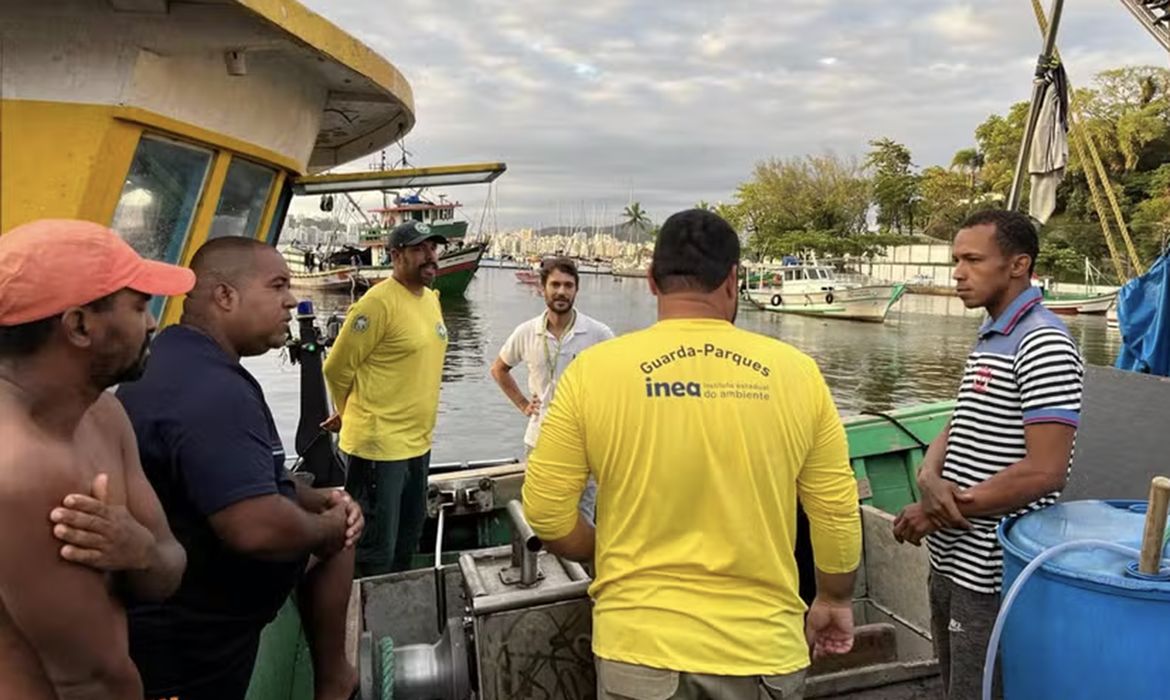 Niterói (RJ), 16/04/2025 - Mais de 400 quilos de pescado foram apreendidos pela Polícia Federal numa ação conjunta com o Instituto Estadual do Ambiente do Rio de Janeiro - Inea, na Reserva Extrativista Marinha de Itaipu (Resex Itaipu), na região oceânica de Niterói, para combater a pesca predatória. Foto: Inea/Divulgação