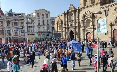 La Paz, Bolivia.- In the photo taken on November 8, 2020, the assumption of Luis Arce to the presidency of Bolivia. After winning the October 18 elections, the president-elect and his vice, David Choquehuanca, received the presidential attributes in front of a crowd that gathered in front of the Quemado Palace in La Paz. Jeanine Añez did not attend the ceremony. Ulan Pool / Latin America News Agency via Reuters Connect