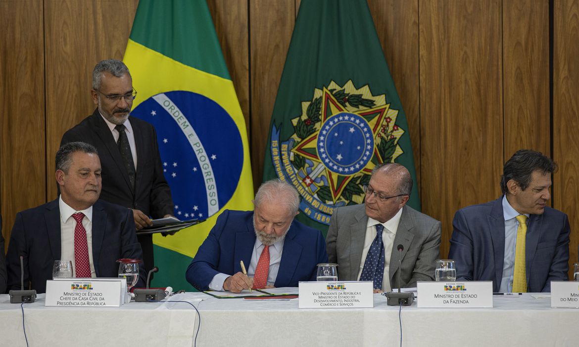 Brasília (DF) 05-04-2023 - O presidente Luiz Inácio Lula da Silva (c), assina os decretos que autorizam a regulamentação do Marco Legal do Saneamento.  Foto: Joédson Alves/Agência Brasil
