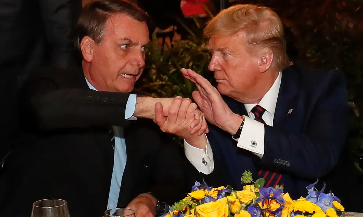Presidente da República Jair Bolsonaro cumprimenta o presidente dos Estados Unidos Donald Trump.
