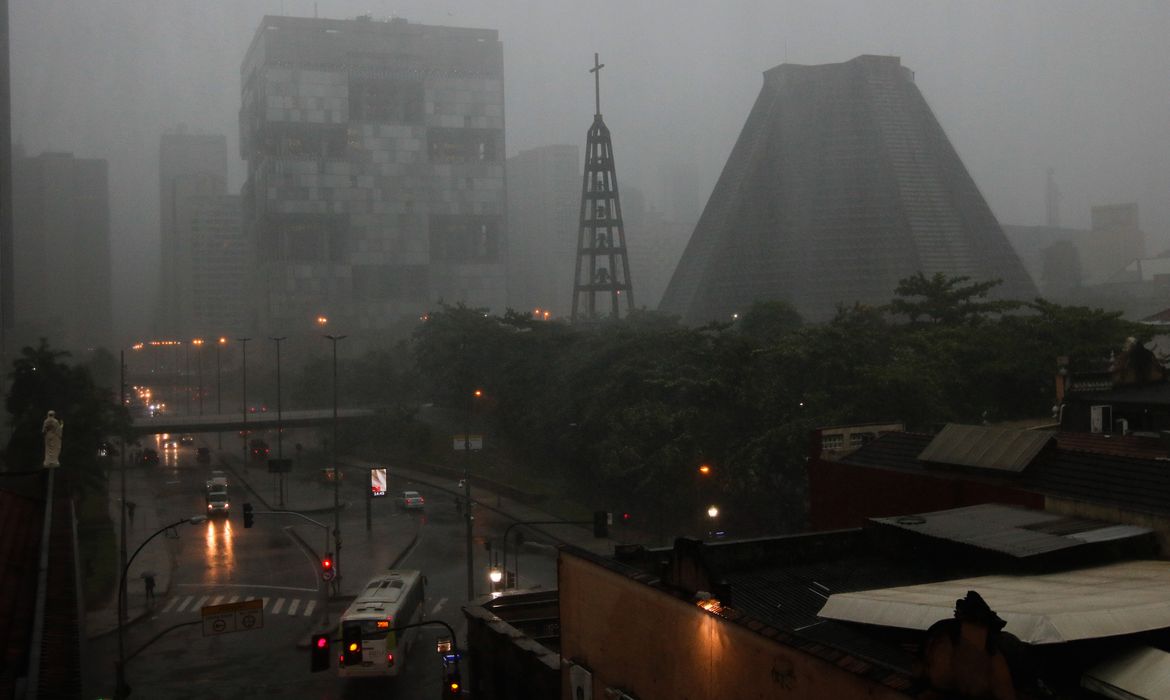  Vista do Centro durante temporal que fez cidade do Rio entrar em estágio de atenção. 