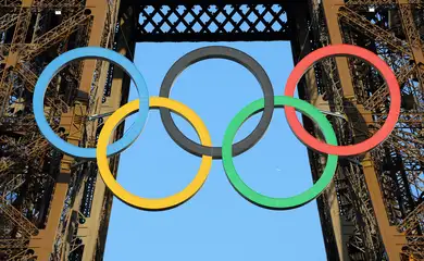 Anéis olímpicos na Torre Eiffel
 19/7/2024  REUTERS/Fabrizio Bensch