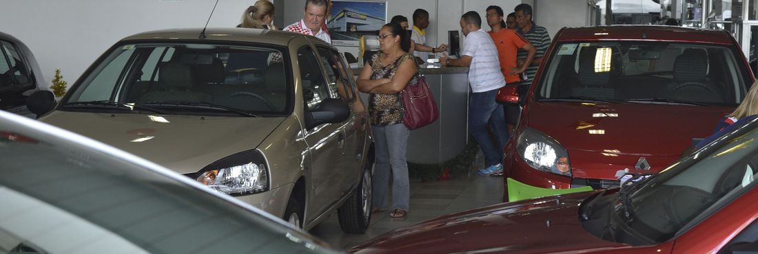 Reajuste do IPI para carros novos leva consumidores a concessionárias