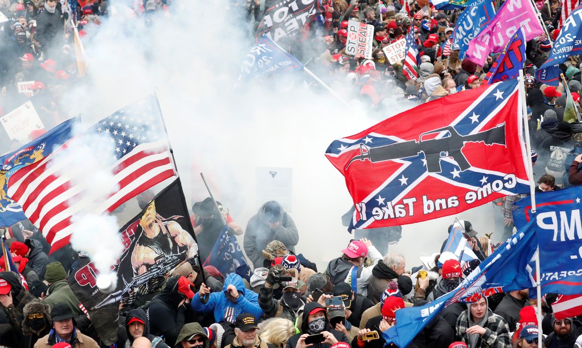 Apioadores do presidente Donald Trump fizeram protesto em frente ao Congresso norte-americano.