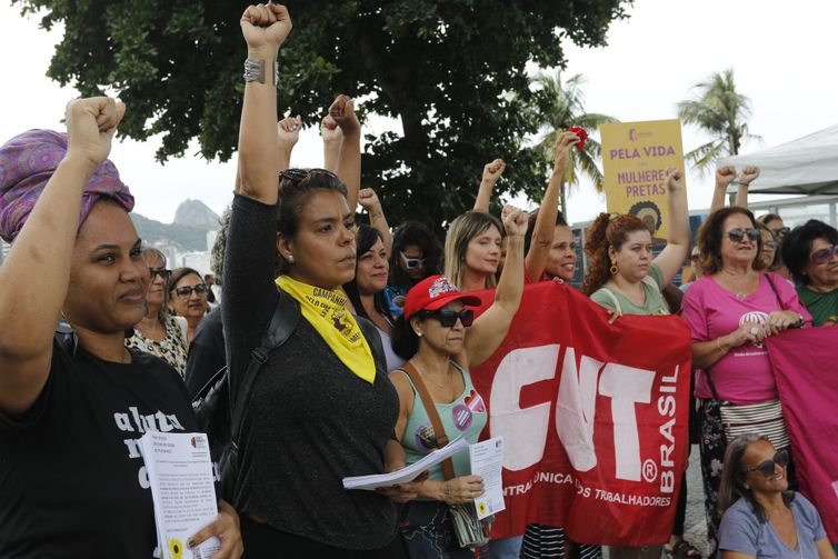 Rio de Janeiro (RJ) 25/11/2023 – Protesto lembra mulheres vítimas de feminicídio, em Copacabana, no Dia Internacional pela Eliminação da Violência contra a Mulher. Foto: Fernando Frazão/Agência Brasil