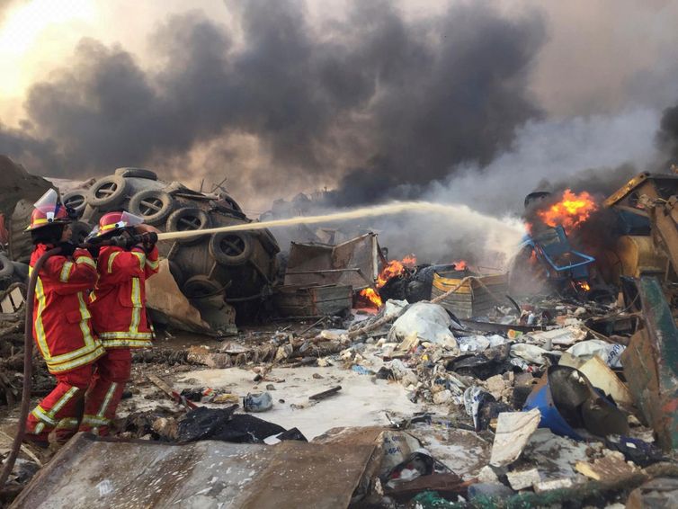 Bombeiros combatem chamas após explosão em Beirute