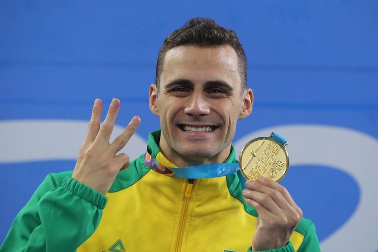 XVIII Jogos Pan-Americanos de Natação - Lima 2019 - final da borboleta de 200m masculino - Centro Aquático, Lima, Peru - 6 de agosto de 2019. Leonardo Gomes De Deus, brasileiro, comemora sua vitória no ouro. REUTERS / Sergio Moraes