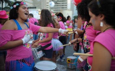 Rio de Janeiro - O bloco da Associação dos Profissionais e Amigos do Funk (Apafunk) toca no pós-carnaval no Largo da Carioca, no centro (Fernando Frazão/Agência Brasil)