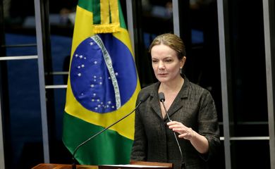 Brasília - Em discurso, a senadora Gleisi Hoffmann classifica de abusiva a prisão do marido, Paulo Bernardo(Wilson Dias/Agência Brasil)