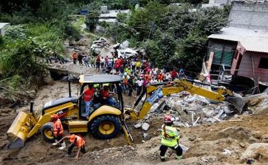 O deslizamento ocorreu na região de El Cambray 2, a 15 quilômetros da capital da Guatemala