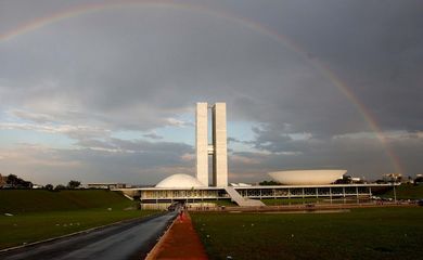  Partidos têm até 14h desta segunda-feira para indicar comissão do impeachment	