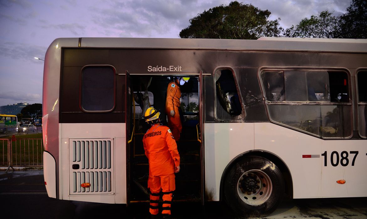 Ônibus pega fogo em frente ao Palácio do Planalto