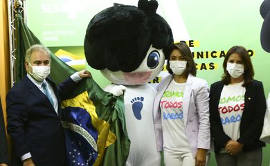 A primeira-dama, Michelle Bolsonaro, o ministro da Saúde, Marcelo Queiroga, e a deputada Carmen Zanotto durante o lançamento das ações de educomunicação em doenças raras.