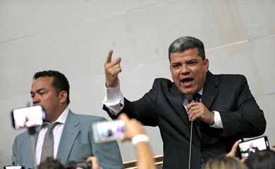O legislador Luis Parra discursa durante uma cerimônia de posse na Assembleia Nacional da Venezuela, em Caracas.