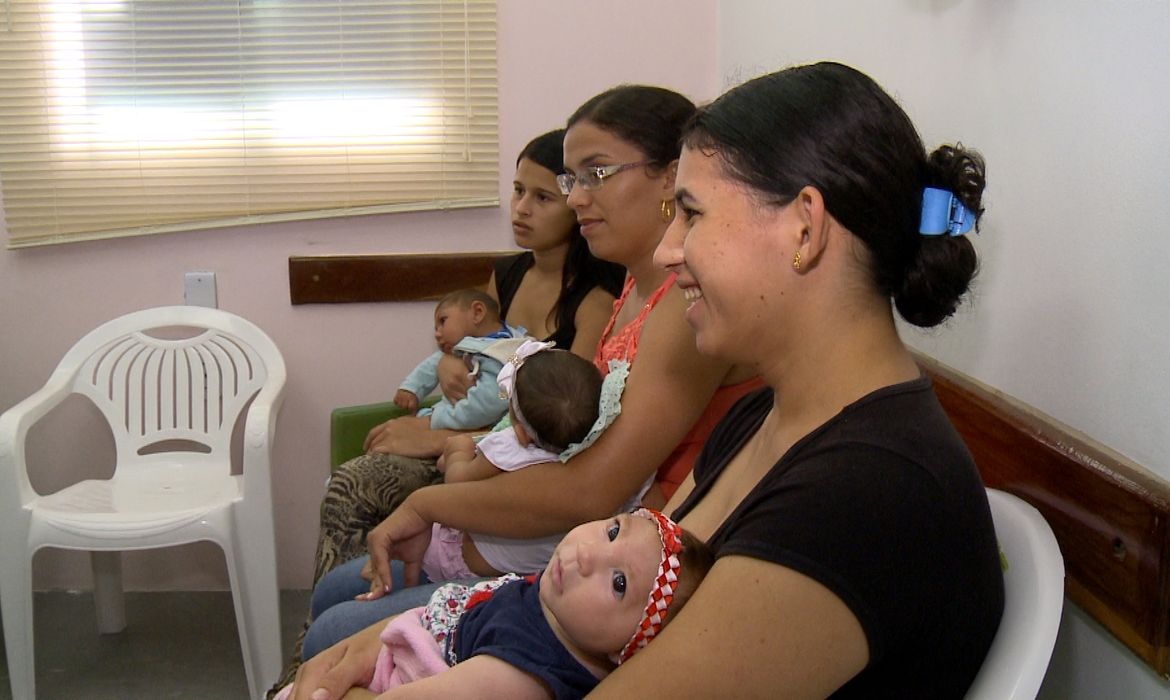 Mulheres afetadas pela epidemia do Zika se unem para trocar experiências e apoio