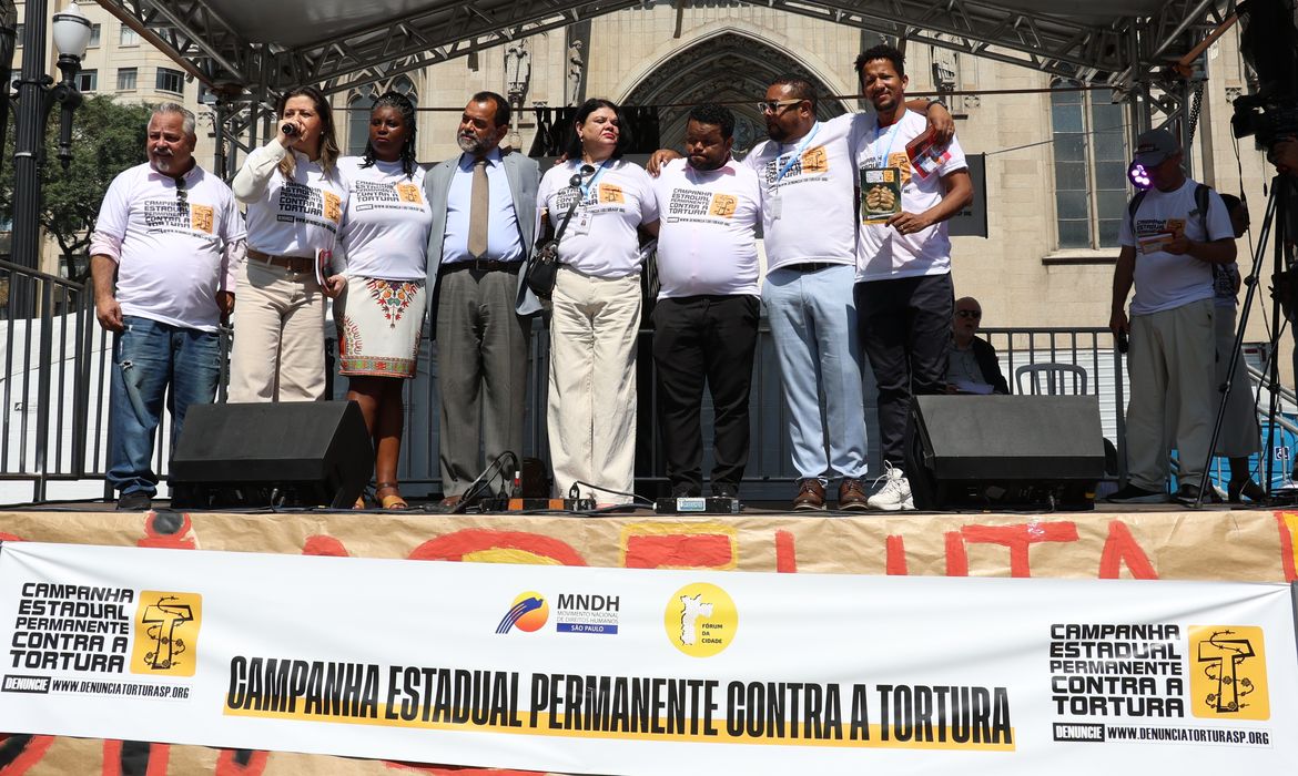 São Paulo (SP), 19/08/2024 - Lançamento da Campanha Estadual Permanente contra a Tortura, durante ato de comemoração do Dia de Luta dos Direitos da População em situação de Rua, na Praça da Sé. Foto: Rovena Rosa/Agência Brasil