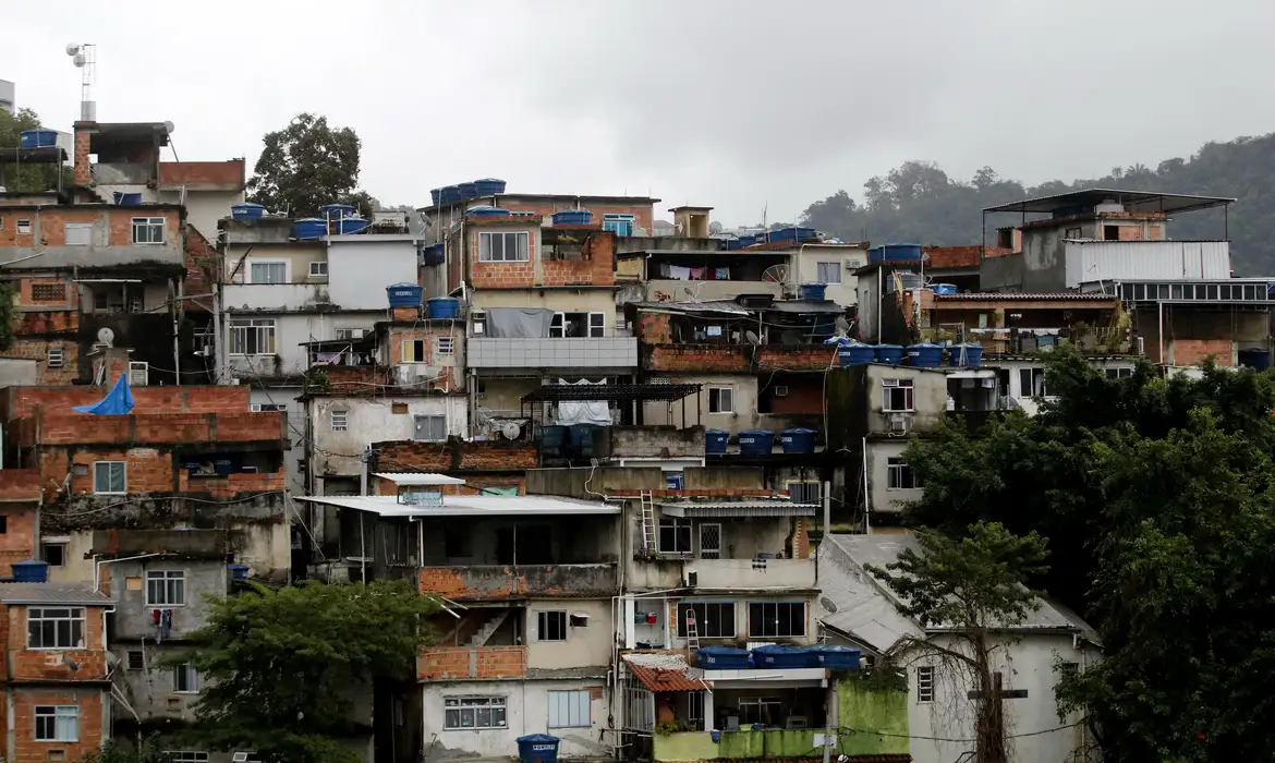 Vista geral da favela Morro Azul, na zona sul do Rio de Janeiro.