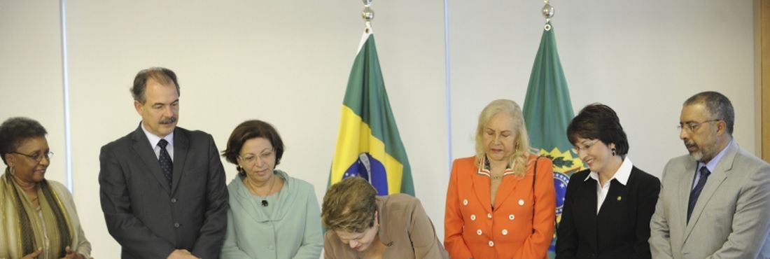 A presidenta Dilma Rousseff, sanciona lei que cria cota de 50% das vagas em universidades federais para estudantes oriundos de escolas públicas.