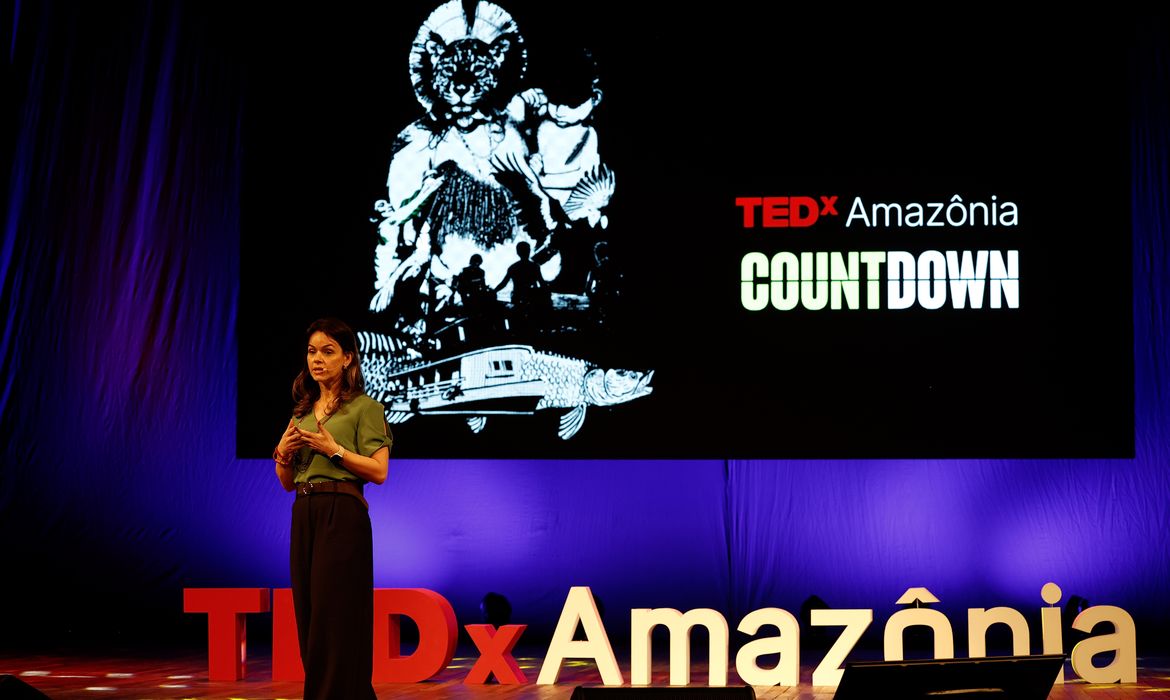 Tânia Rêgo/Agência Brasil Belém (PA), 07/06/2025 - Mariana Plum, especialista em Defesa e Clima, e pensadora da segurança nacional, se apresenta no TEDx Amazônia, no Theatro da Paz, centro da cidade. Foto: Tânia Rêgo/Agência Brasil