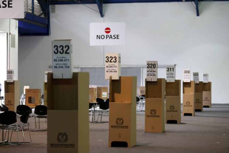 Ballot boxes are seen at an electoral polling station ahead of June 17 second round of presidential election in Bogota, Colombia, June 16, 2018. REUTERS/Luisa Gonzalez