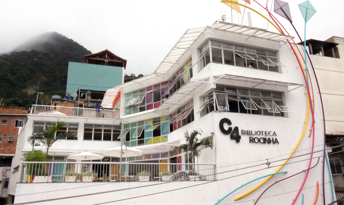 Inspirada no modelo de Medellín e Bogotá, na Colômbia, cujo objetivo é levar cultura a áreas de risco, a Biblioteca-Parque da Rocinha completa quatro anos de atividades