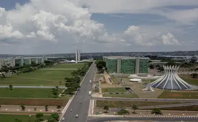 Brasília (DF), 03/11/2023, Catedral Metropolitana Nossa Senhora Aparecida - Catedral de Brasília e a Esplanada dos ministérios.  Foto: Rafa Neddermeyer/Agência Brasil