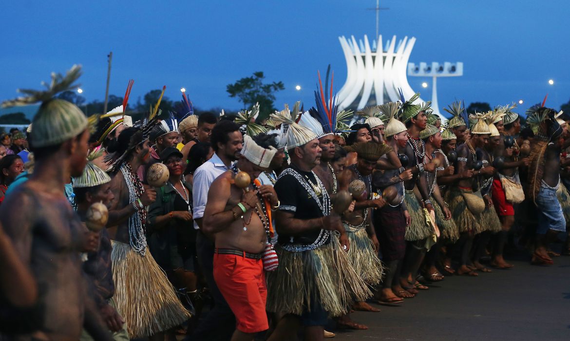 Brasília - Índios do Acampamento Terra Livre fazem nova manifestação na Esplanada dos Ministérios (José Cruz/Agência Brasil)