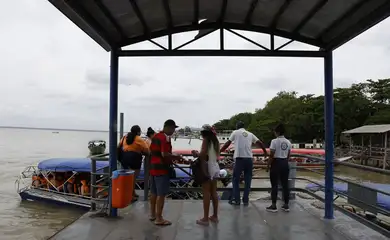 Belém (PA) 15/12/2024 – A Ilha do Combú, banhada pelo Rio Guamá, é uma Área de Proteção Ambiental (APA) e destino turístico amazônico na região insular de Belém, habitada por comunidades tradicionais que vivem de pesca, artesanato, turismo e produção de açaí. É acessada através de barcos que partem com passageiros do Terminal Hidroviário Ruy Barata. Foto: Fernando Frazão/Agência Brasil