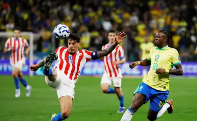 FILE PHOTO: Soccer Football - World Cup - South American Qualifiers - Brazil v Paraguay - Neo Quimica Arena, Sao Paulo, Brazil - June 10, 2025 Paraguay's Gustavo Gomez in action with Brazil's Vinicius Junior REUTERS/Jorge Silva/File Photo