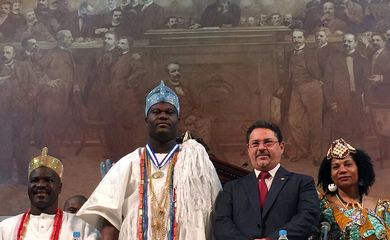 Rei de Ifé, na Nigéria,  Ooni Adeyeye Enitan Ogunwusi, o Ojaja ll, é homenageado com a entrega da Medalha Tiradentes na Assembleia Legislativa do Estado do Rio de Janeiro.