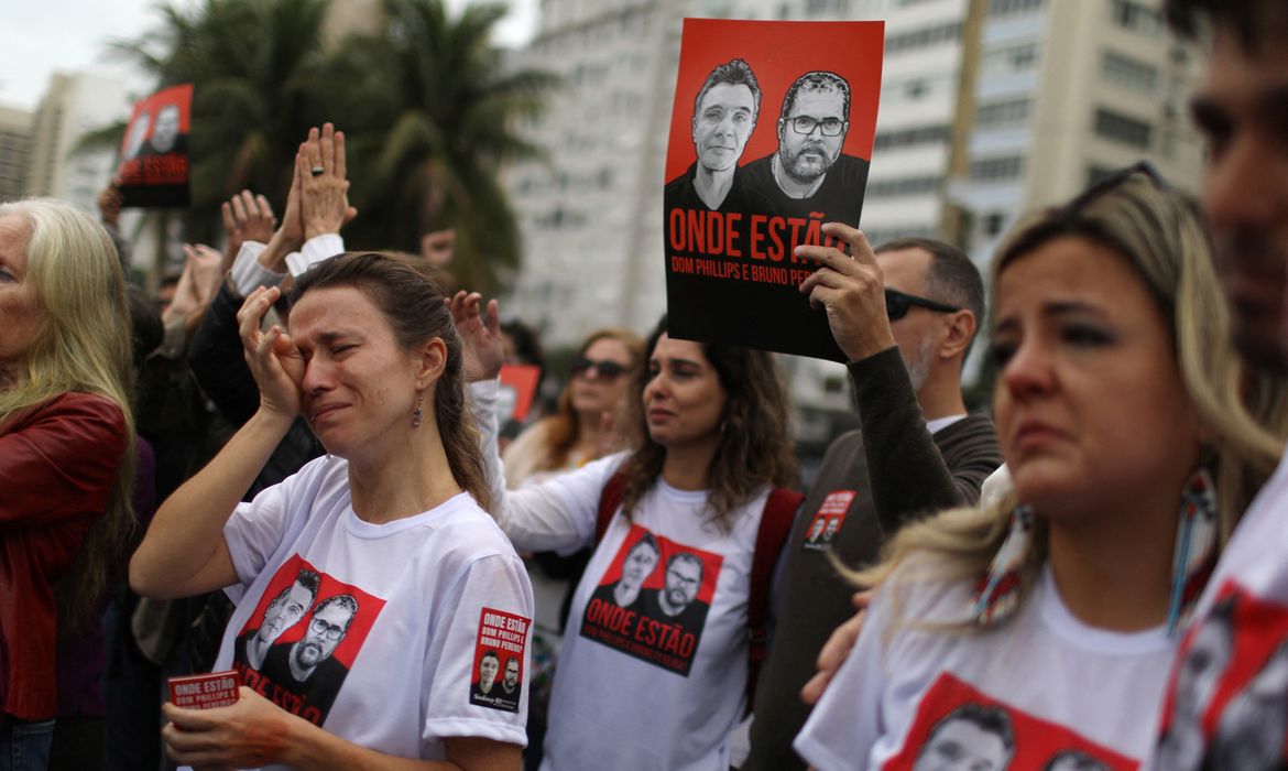 Familiares e amigos pedem resposta para o desaparecimento do jornalista e do indigenista, no Rio